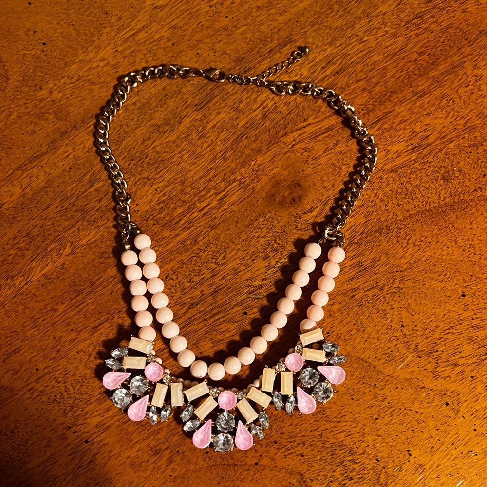 Pink/rose. Costume jewelry necklace